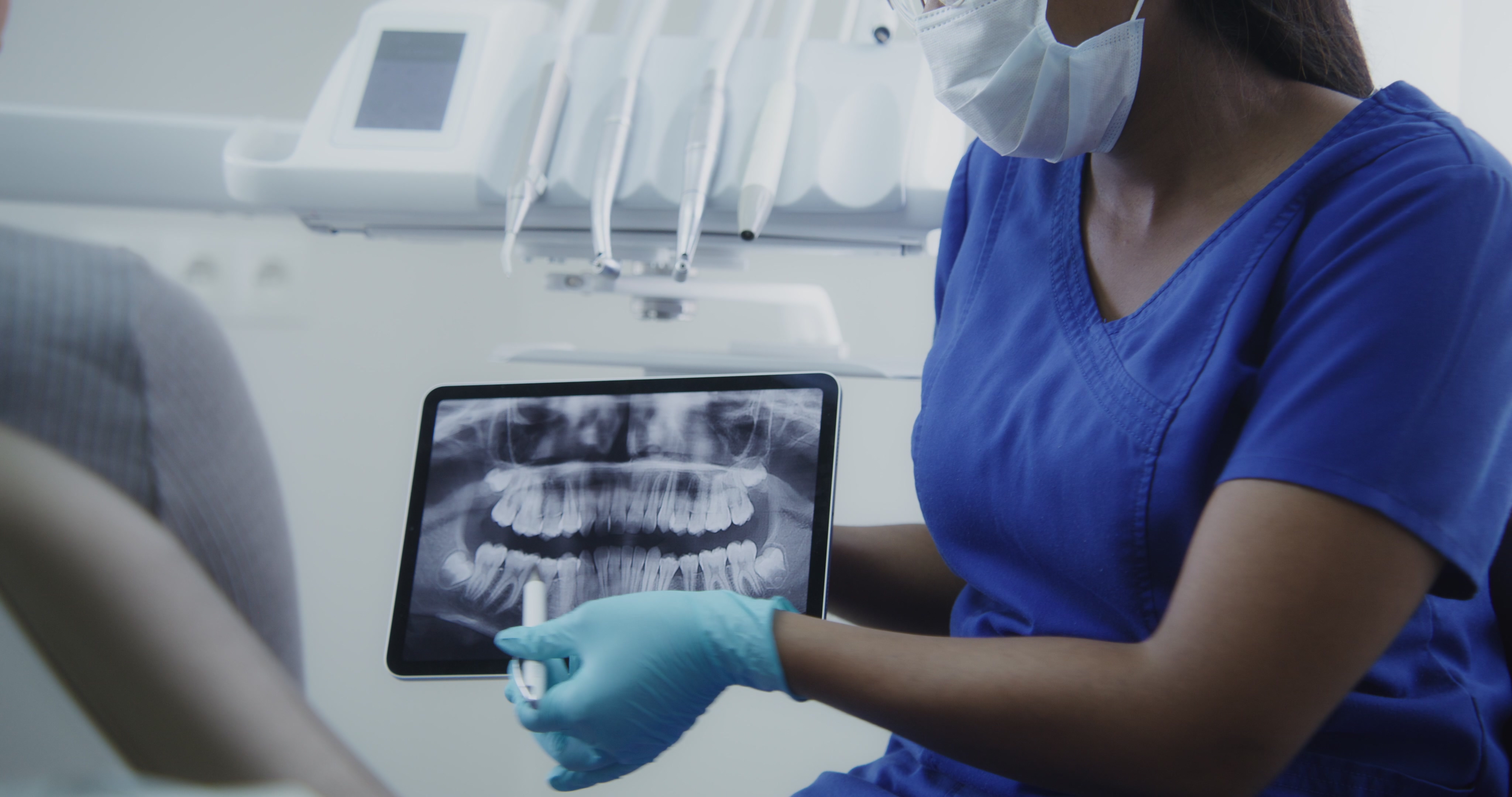 Dentista mostrando planejamento de tratamento para paciente