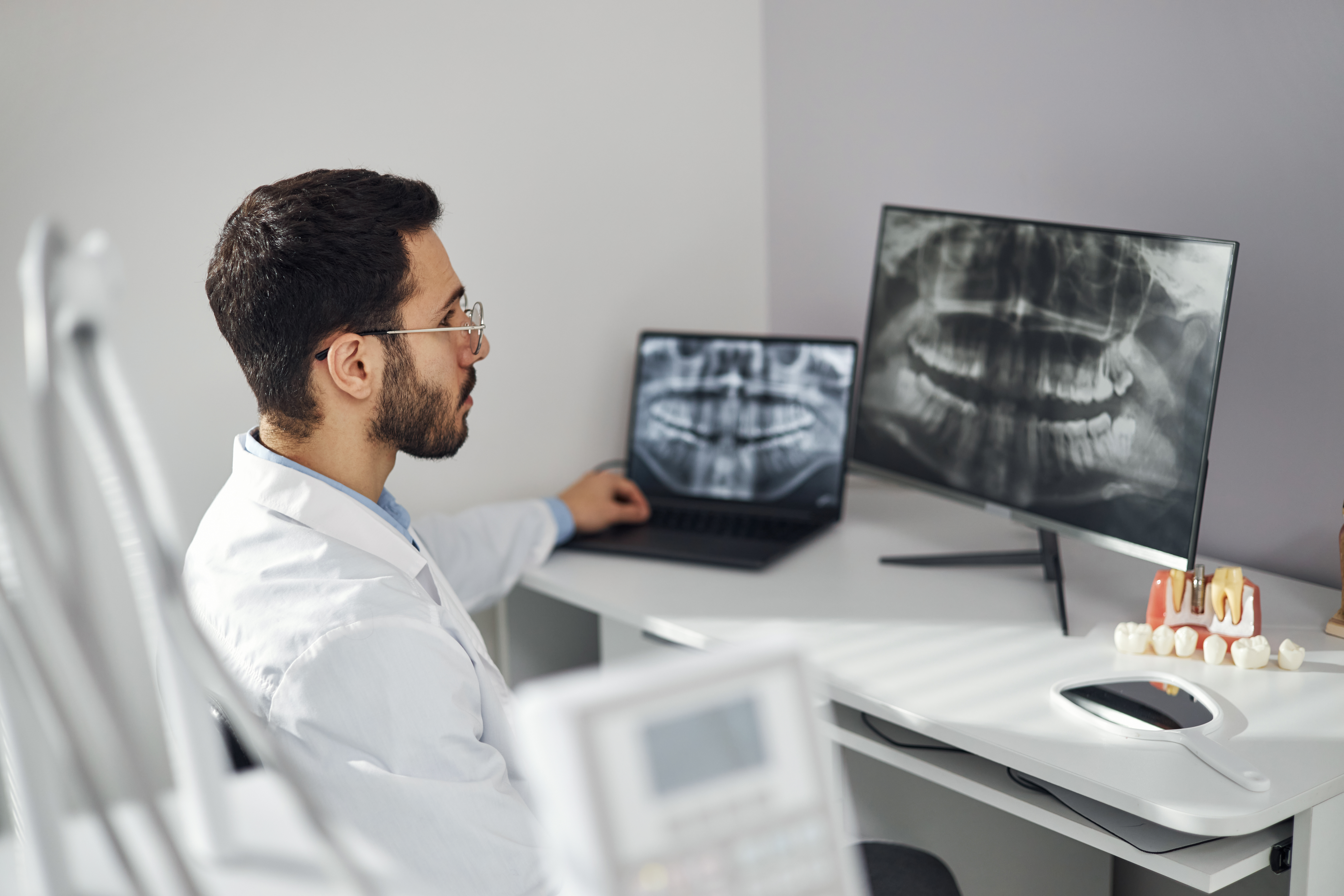 Radiologista analisando tomografia em estação digital